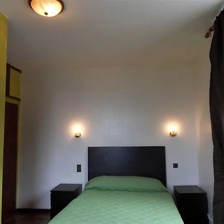 Savoy 3* לה בורגט-דו-לה